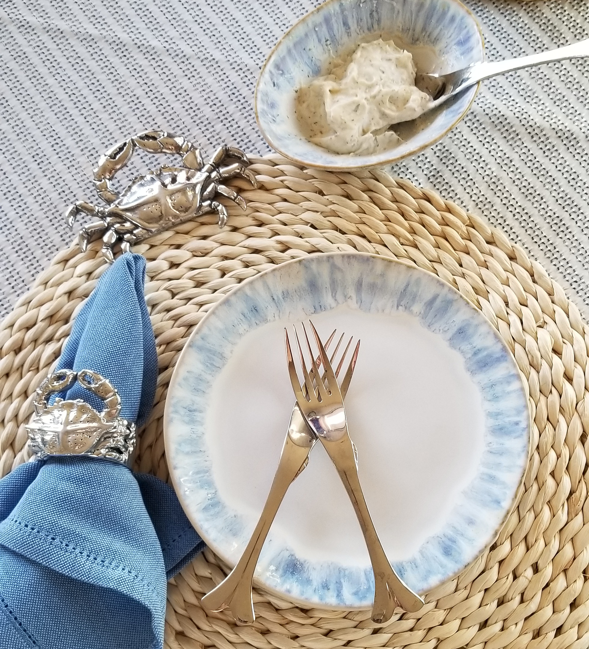 Crab Placemats and Napkin Rings with Brisa Dinnerware